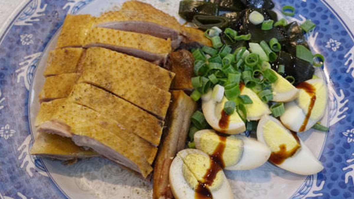 鴨肉不僅軟嫩多汁，還帶著淡淡的煙燻香氣。（圖片來源：瑋瑋＊美食萬歲）