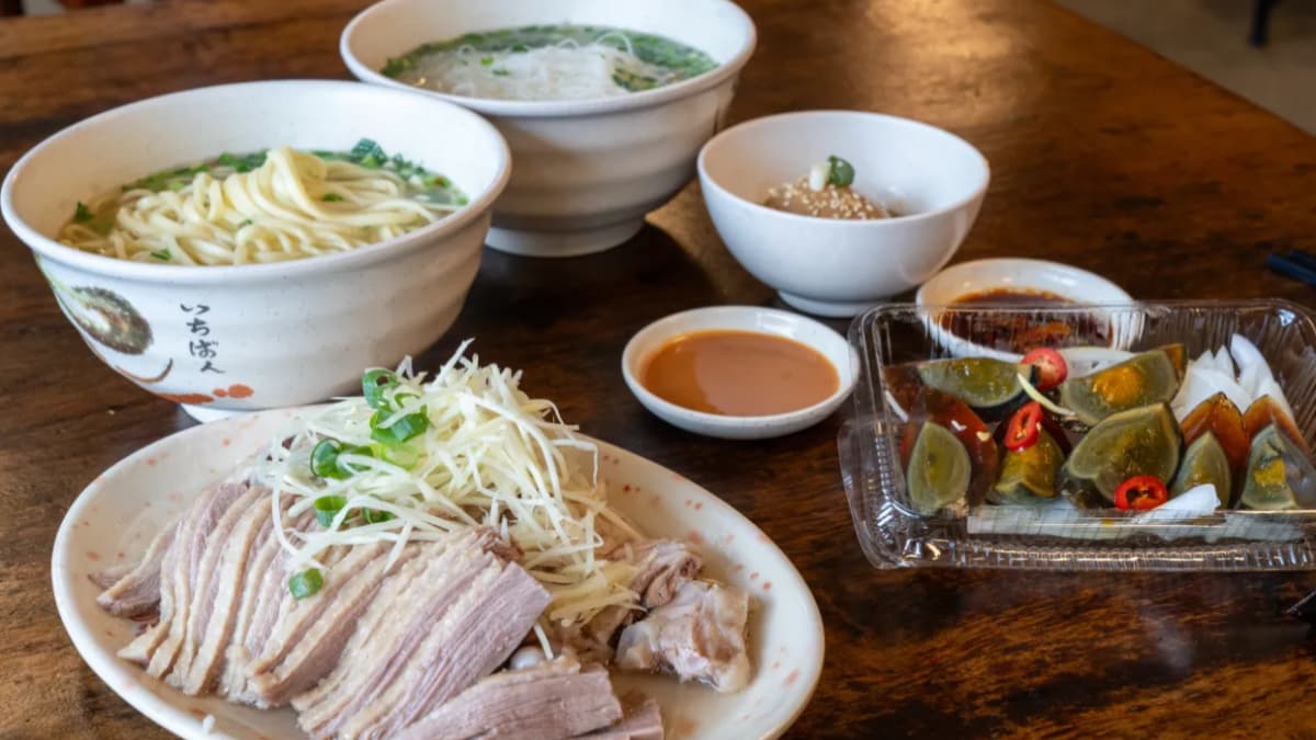每桌必點１盤鵝肉搭配特製的豆腐乳醬。（圖片來源：勞鼠探世界）