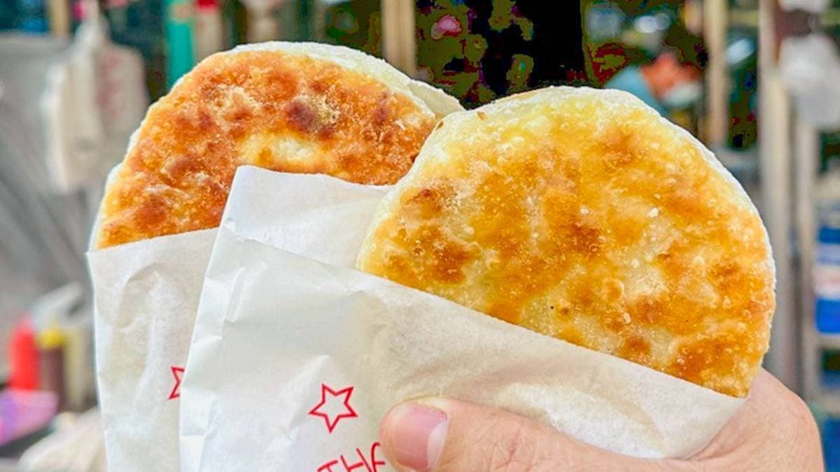 菜單只賣２種銅板點心「水煎包」「披薩煎餅」。（圖片來源：跟著尼力吃喝玩樂）