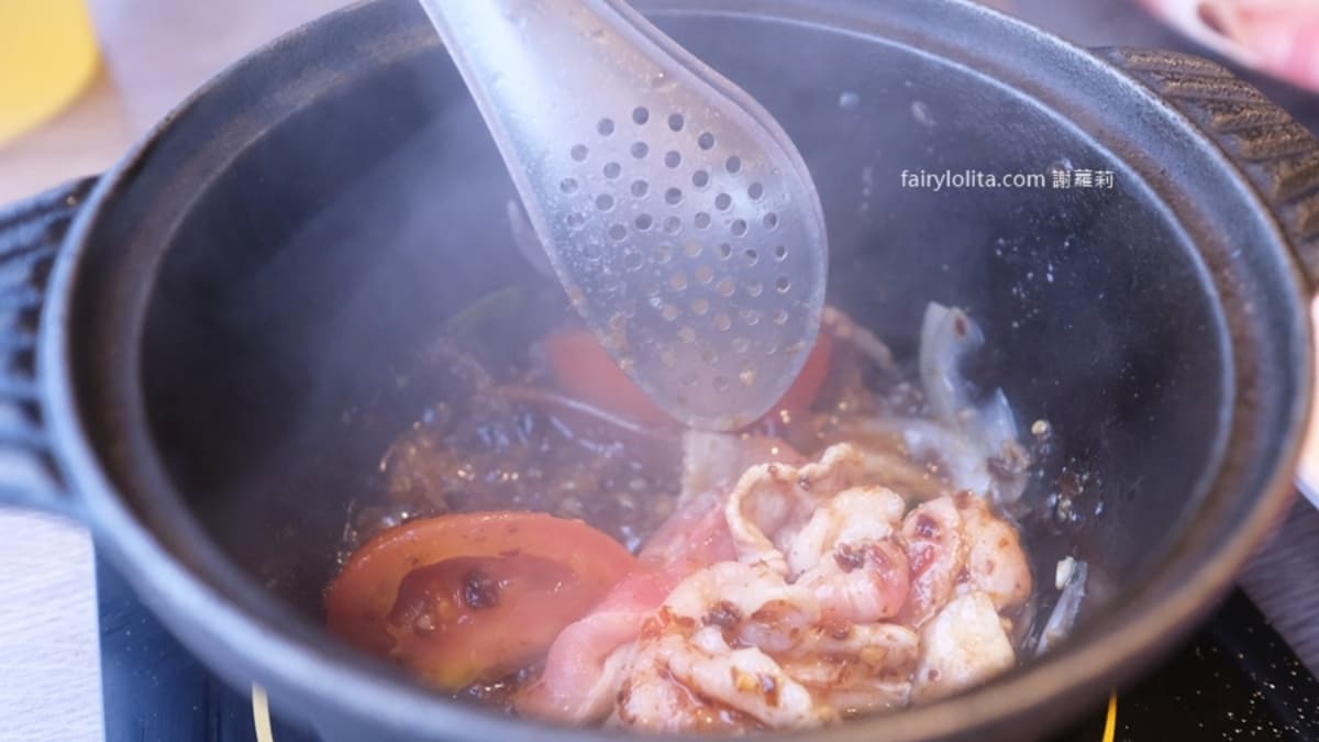 招牌「爆炒海味石頭湯」湯頭散發微微的魷魚香氣。（圖片來源：蹦啾謝蘿莉）