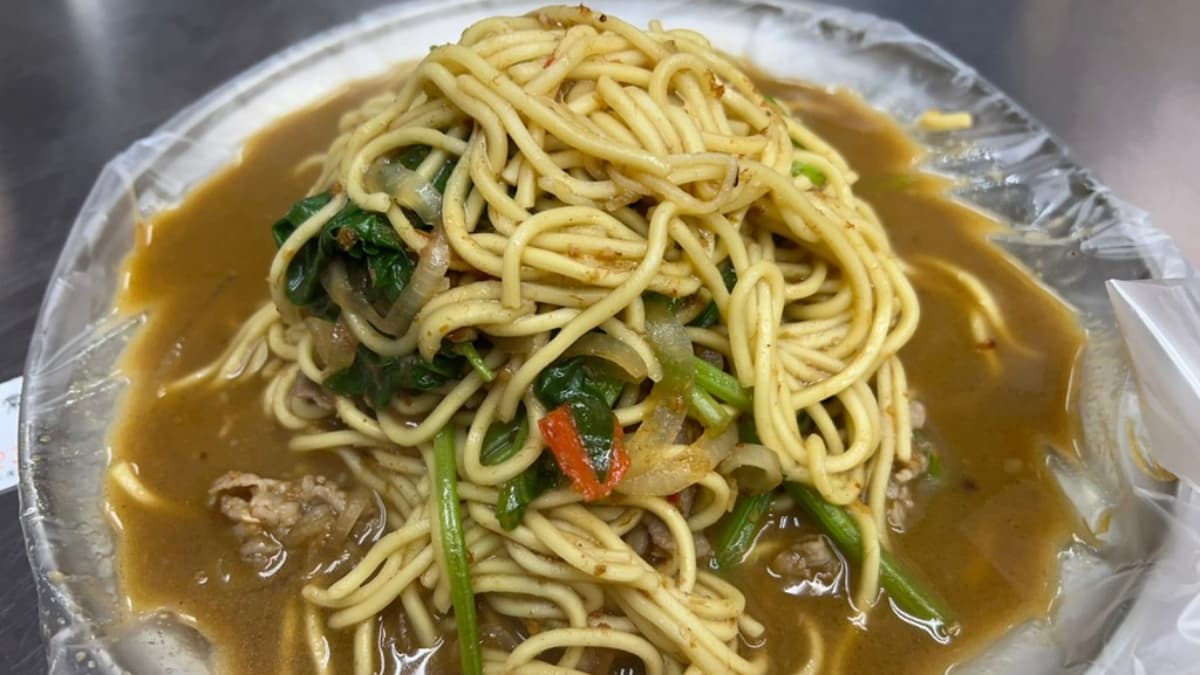 人氣必點的青菜炒羊肉和羊肉炒麵沙茶香氣撲鼻。（圖片來源：陳小可的吃喝玩樂）