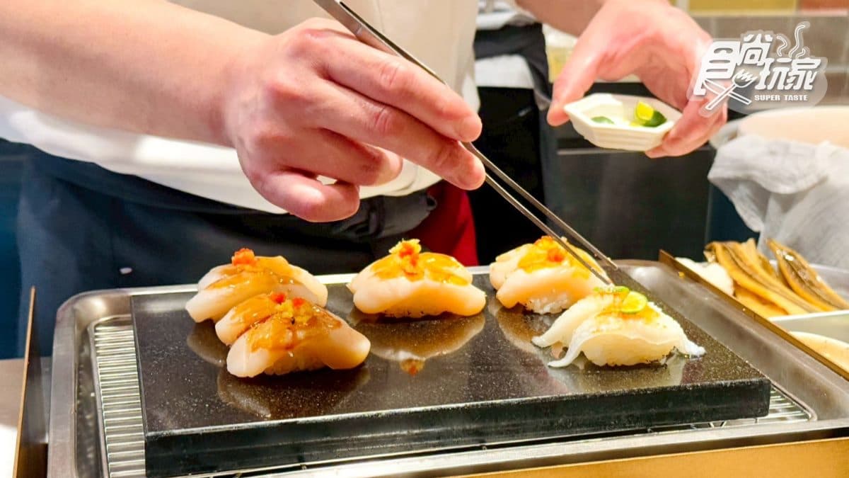 L字型的板前座位區提供14個席位，可以欣賞中島料理台上主廚們細膩精緻的捏製技法。