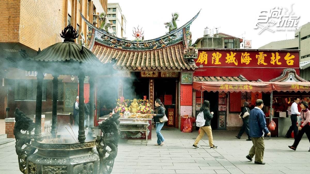 迪化街南段有知名的霞海城隍廟和永樂市場。