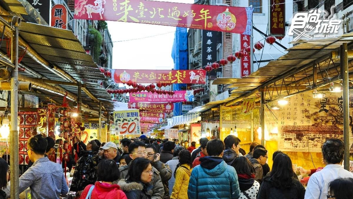 迪化街每年農曆年前都會化身台北年貨大街，人潮絡繹不絕。