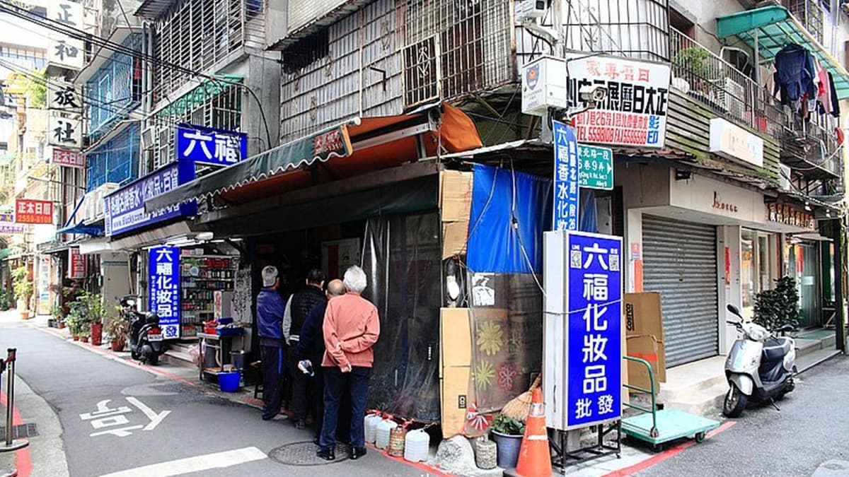 街邊簡單的座位，帶著台灣小吃的懷舊氛圍。（圖片來源：Upssmile向上的微笑萍子 旅食設影	）
