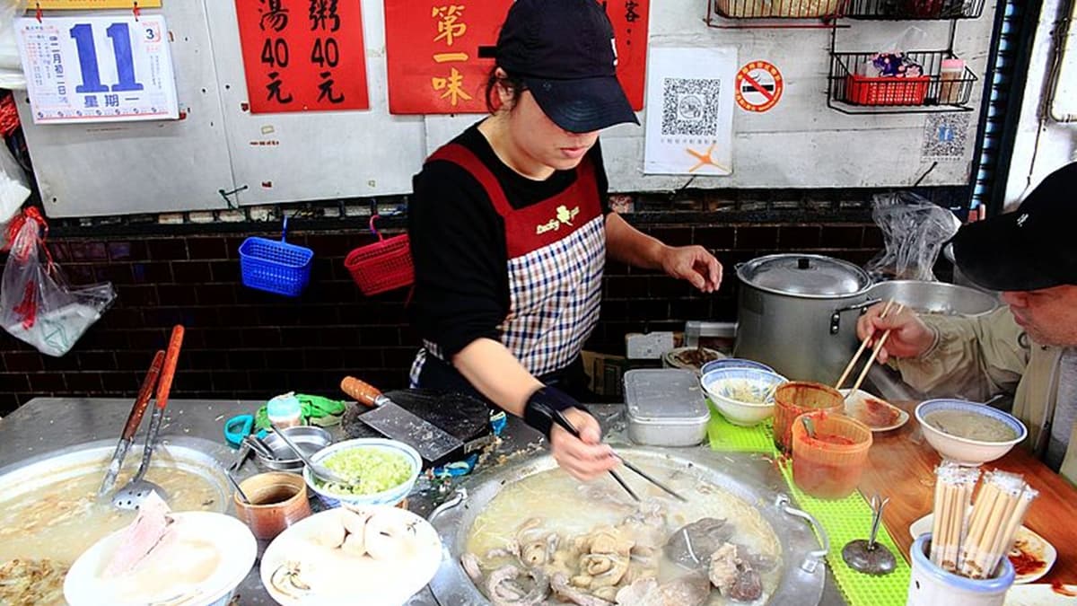 不只有米粉湯，也有鹹粥、黑白切等傳統古早味。（圖片來源：Upssmile向上的微笑萍子 旅食設影	）