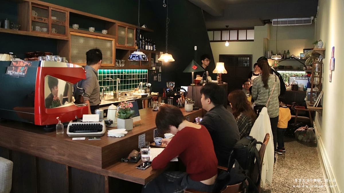 店家隱身在大稻埕的巷弄中，店內裝潢融合日式喫茶店風格與老宅元素。（圖片來源：享受生活不無聊。規小孫）
