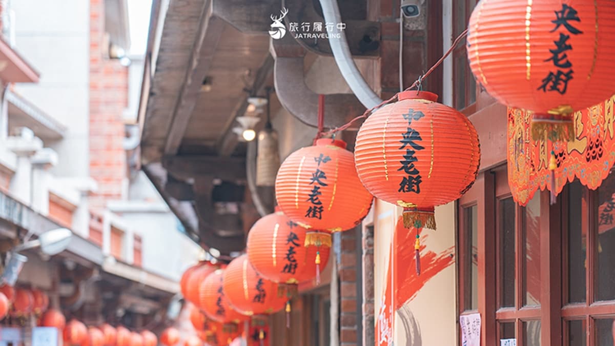 老街進駐不少伴手禮店、紀念品店等。（圖片來源：旅行履行中）