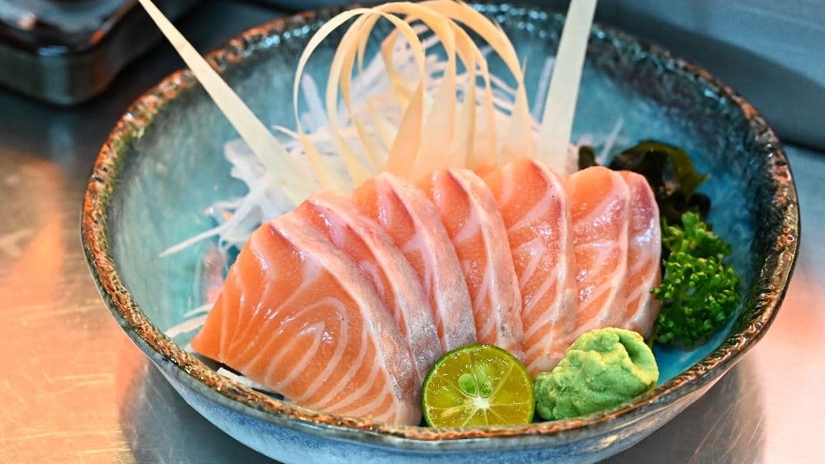 「鮭魚刺身」含豐富油花，肉質軟嫩。（圖片來源：糖糖‘s 享食生活）