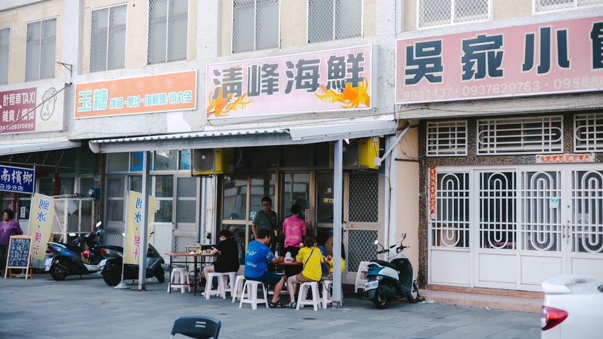 澎湖人氣海產店，現場總是大排長龍。（圖片來源：黑皮的旅遊筆記）