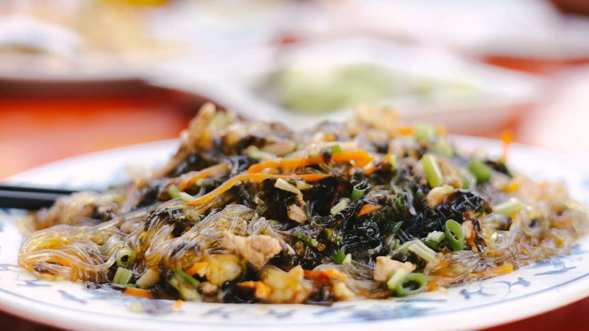「紫菜冬粉」除了有大量的紫菜以外，還有蝦子、小卷、肉絲與時蔬等食材。（圖片來源：黑皮的旅遊筆記）