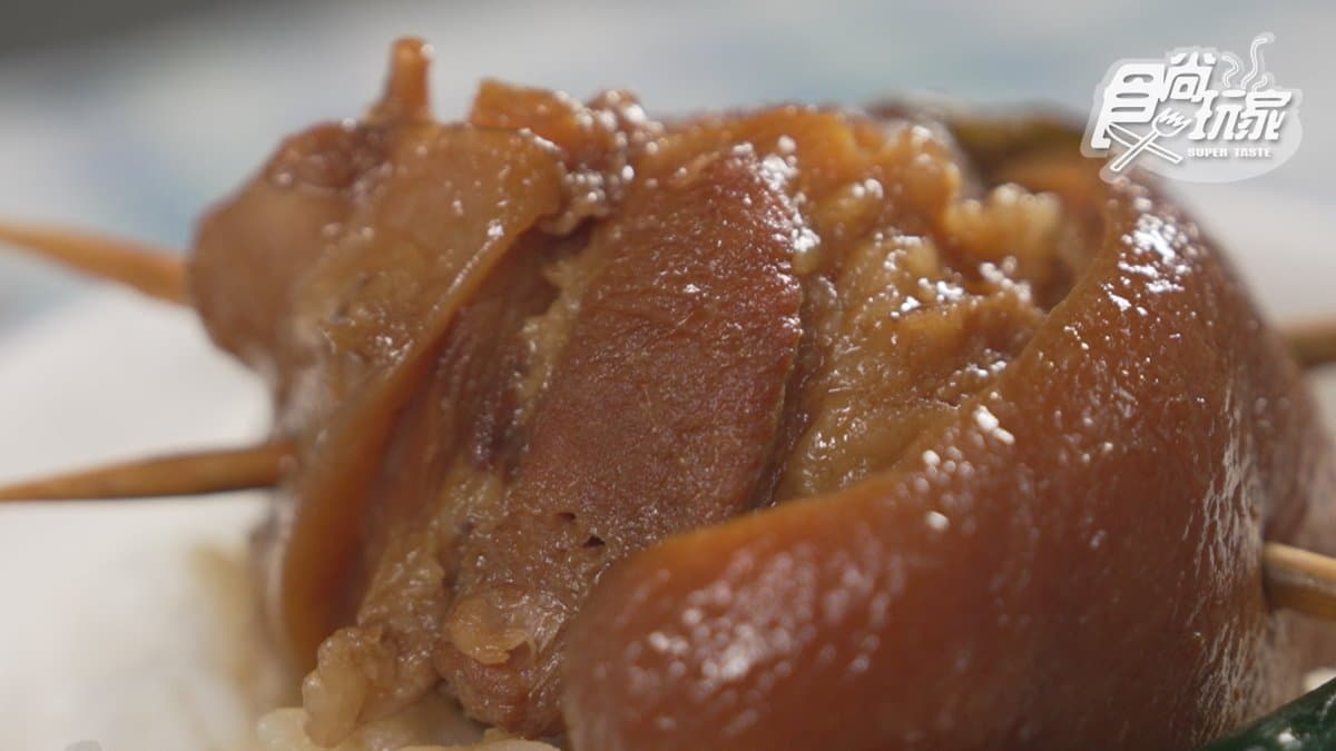 爌肉飯的爌肉滷得十分入味。