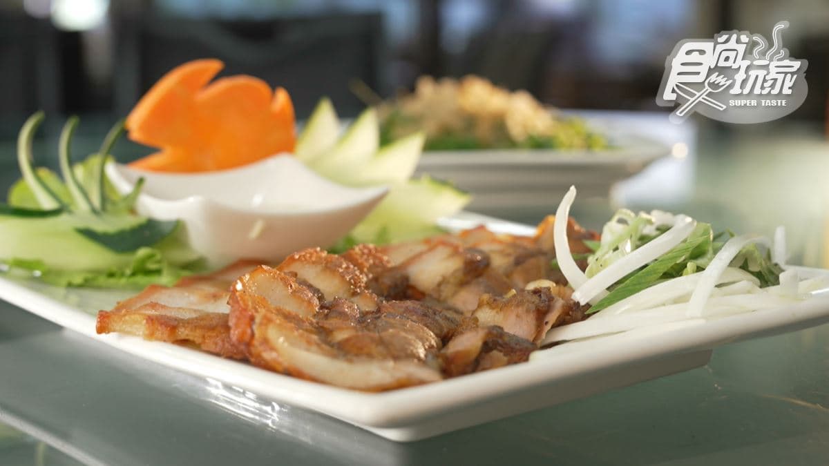 「炭烤鹹豬肉」也是推薦必吃，配蒜頭醋吃更添味。