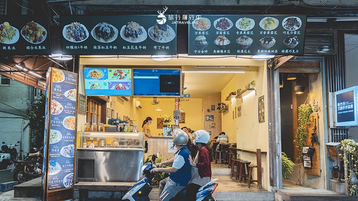 「芒果遇到冰」位於城隍廟口對象的小街裡頭，店內以復古的擺設作為造景。（圖片來源：旅行履行中）