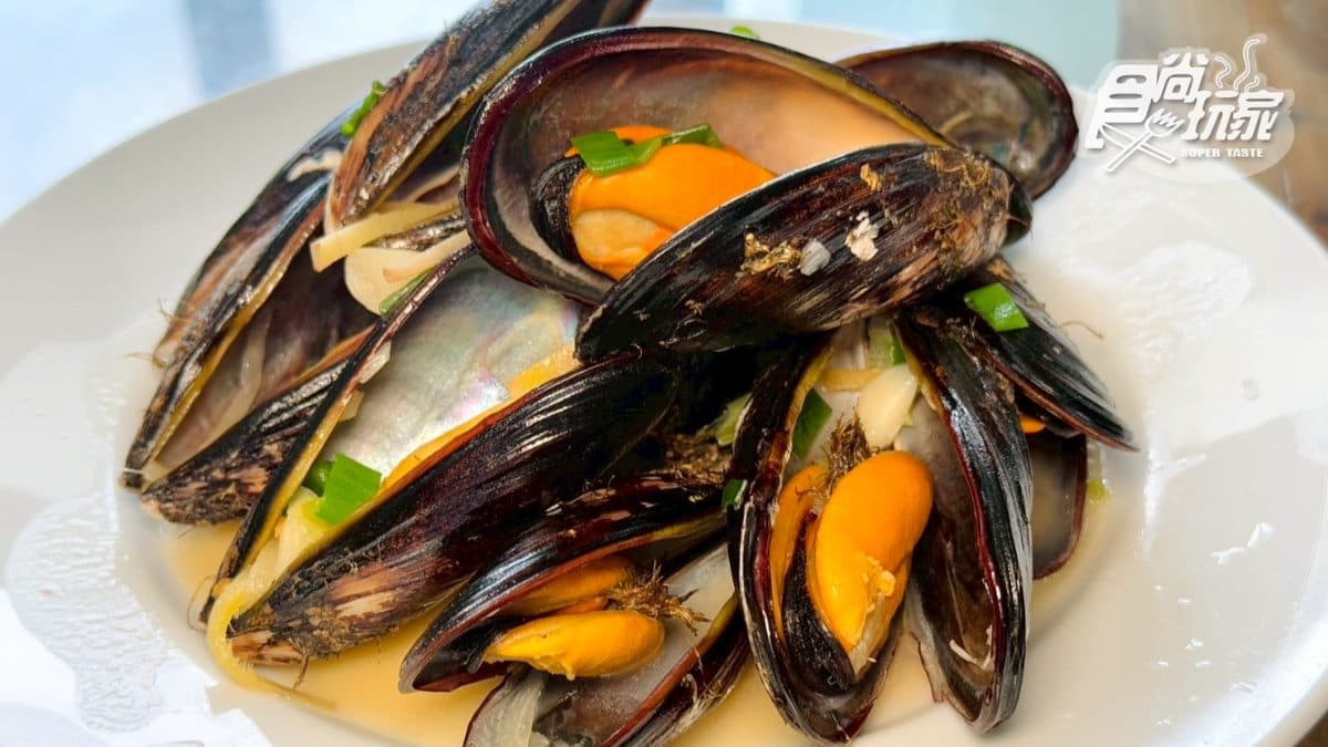 「熱炒淡菜」不僅吃起來鮮甜，尺寸更是比50元銅板還要大，不需要過多調味就能吃到食材的鮮美滋味。