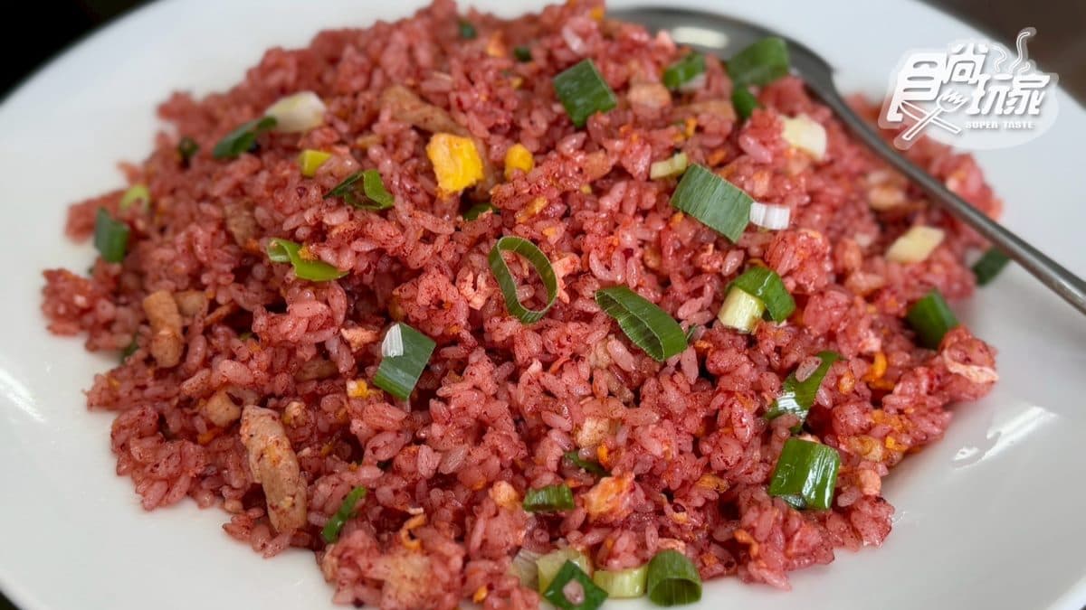 「紅糟蛋炒飯」吃起來粒粒分明，香氣十足，也不會太過油膩。