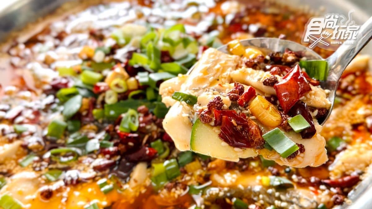「麻辣水煮魚」是店內招牌菜，花椒和辣椒呈現出開胃的香麻滋味。