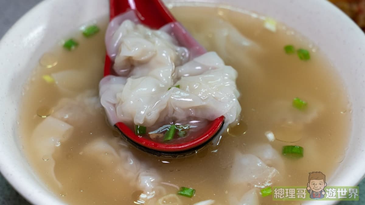 「扁肉」其實就是餛飩，餛飩皮薄內餡扎實，湯頭是豬大骨經24小時熬煮。（圖片來源：傳說中的挨踢部門）