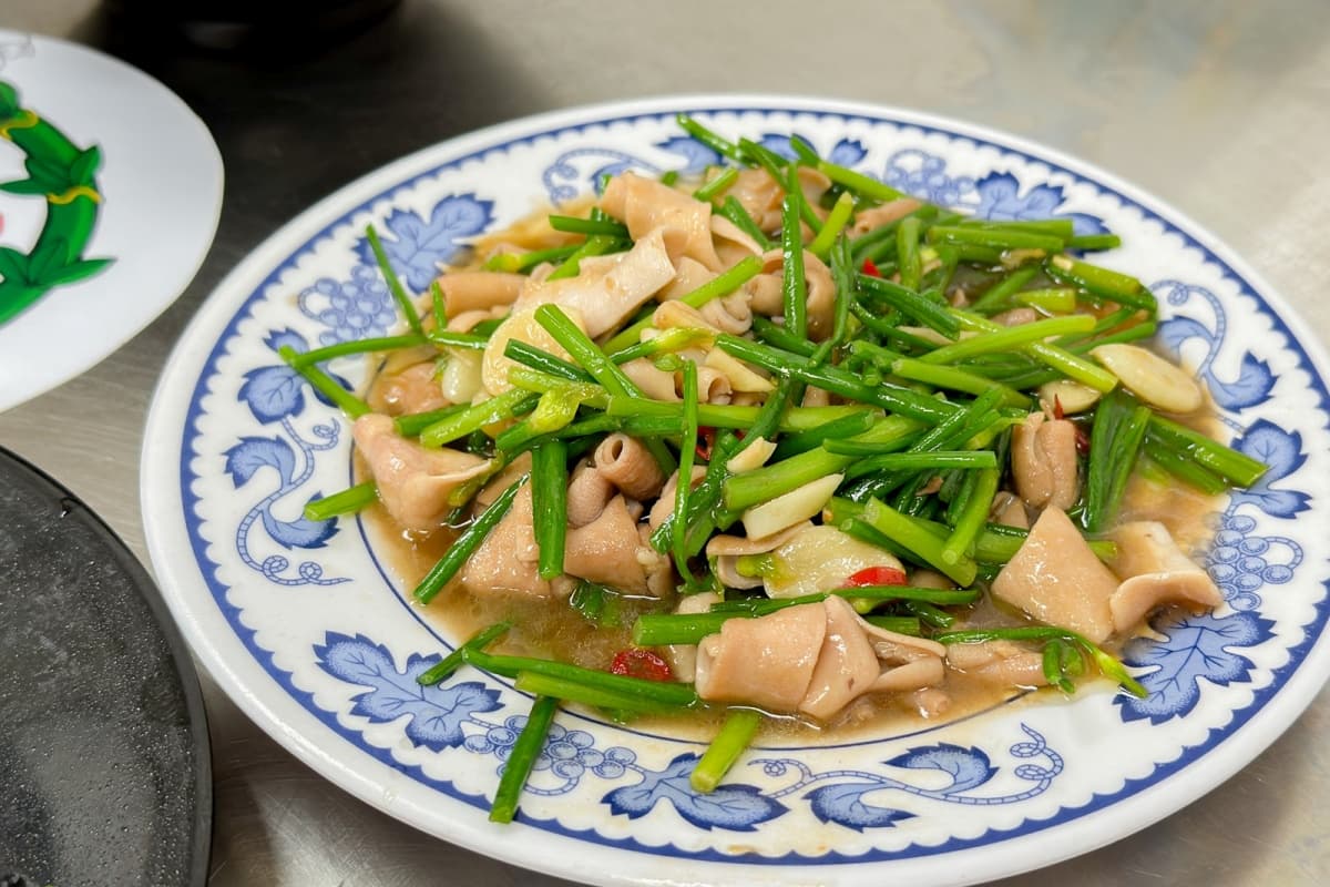 萬則網評朝聖！新竹廟口最夯「鴨肉飯」是這家，老饕激推鴨腿、炒鴨血都必點