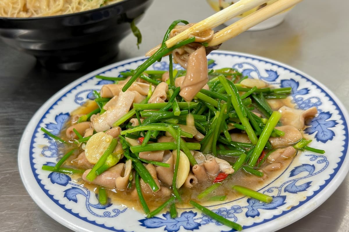 萬則網評朝聖！新竹廟口最夯「鴨肉飯」是這家，老饕激推鴨腿、炒鴨血都必點