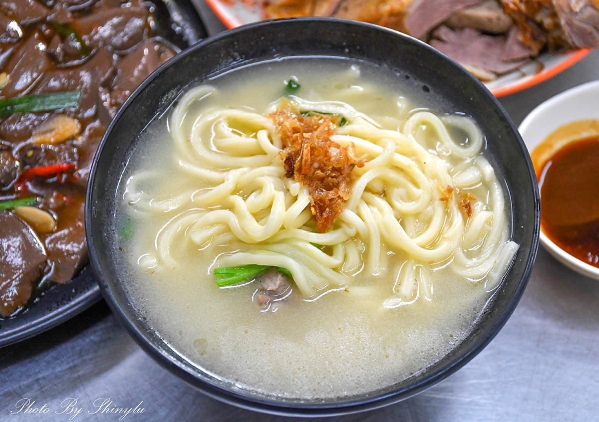 萬則網評朝聖！新竹廟口最夯「鴨肉飯」是這家，老饕激推鴨腿、炒鴨血都必點