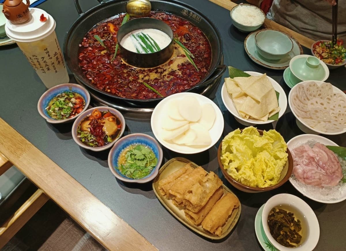 台灣也有正宗爆辣「重慶火鍋」!老饕激推靈魂必點一次看,茶湯、小菜免費續 台灣也有正宗爆辣「重慶火鍋」!老饕激推靈魂必點一次看,茶湯、小菜免費續