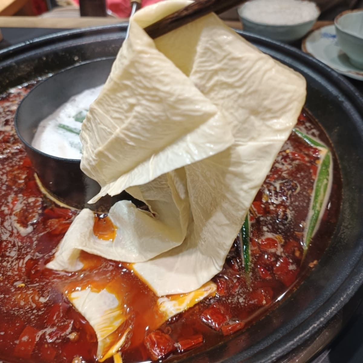 台灣也有正宗爆辣「重慶火鍋」!老饕激推靈魂必點一次看,茶湯、小菜免費續 台灣也有正宗爆辣「重慶火鍋」!老饕激推靈魂必點一次看,茶湯、小菜免費續