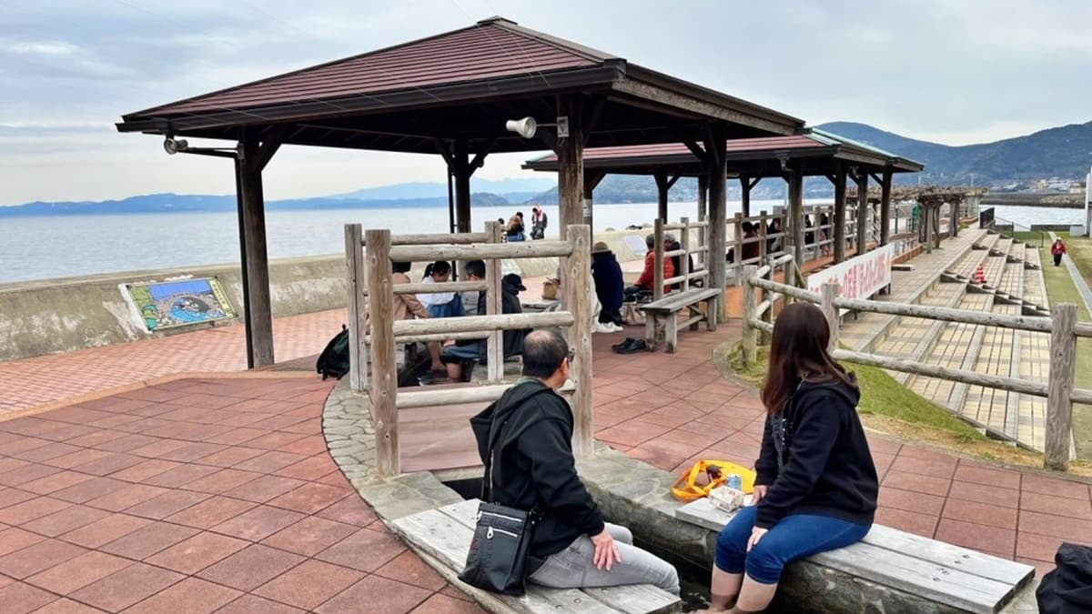 來到「小濱溫泉足湯」，可以一邊享受足湯、一邊欣賞海景。（圖片來源：柚香魚子醬的蹦蹦跳跳）