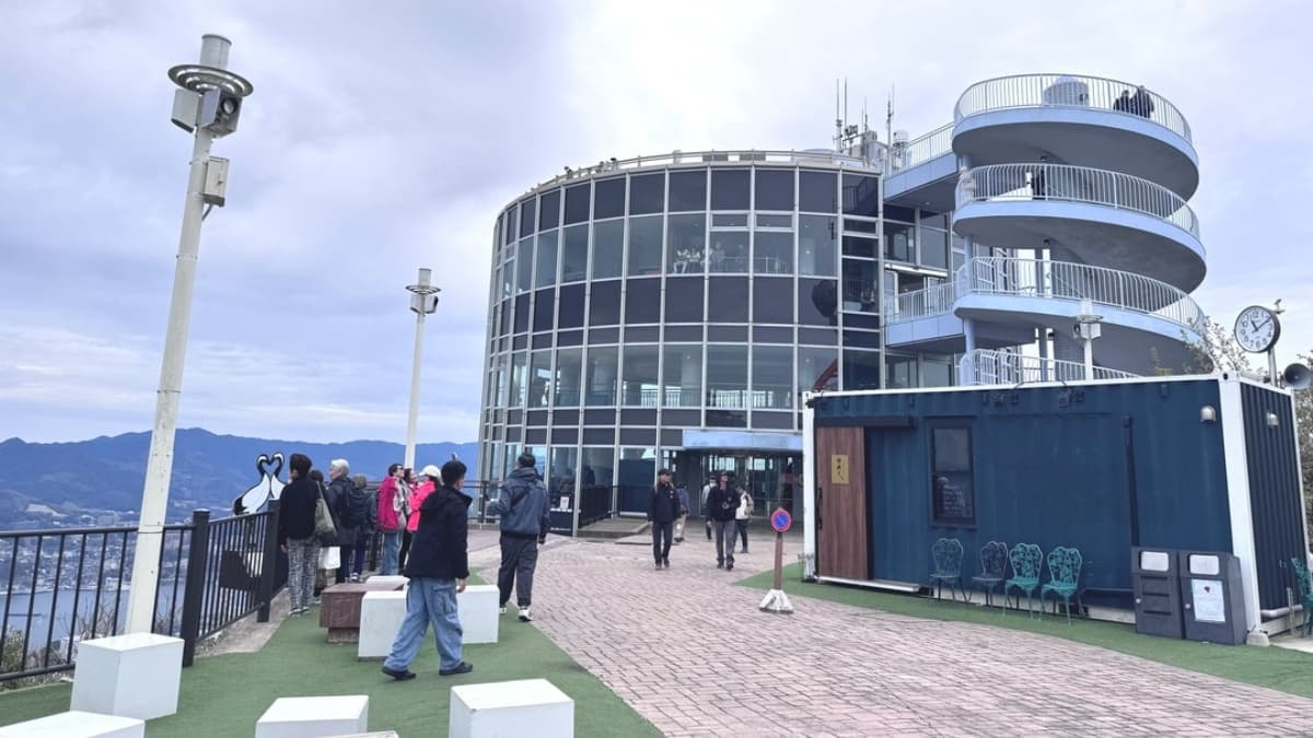 「稻佐山展望台」為圓柱體設計，可以360度零死角眺望整座城市。（圖片來源：猴屁的異想世界）