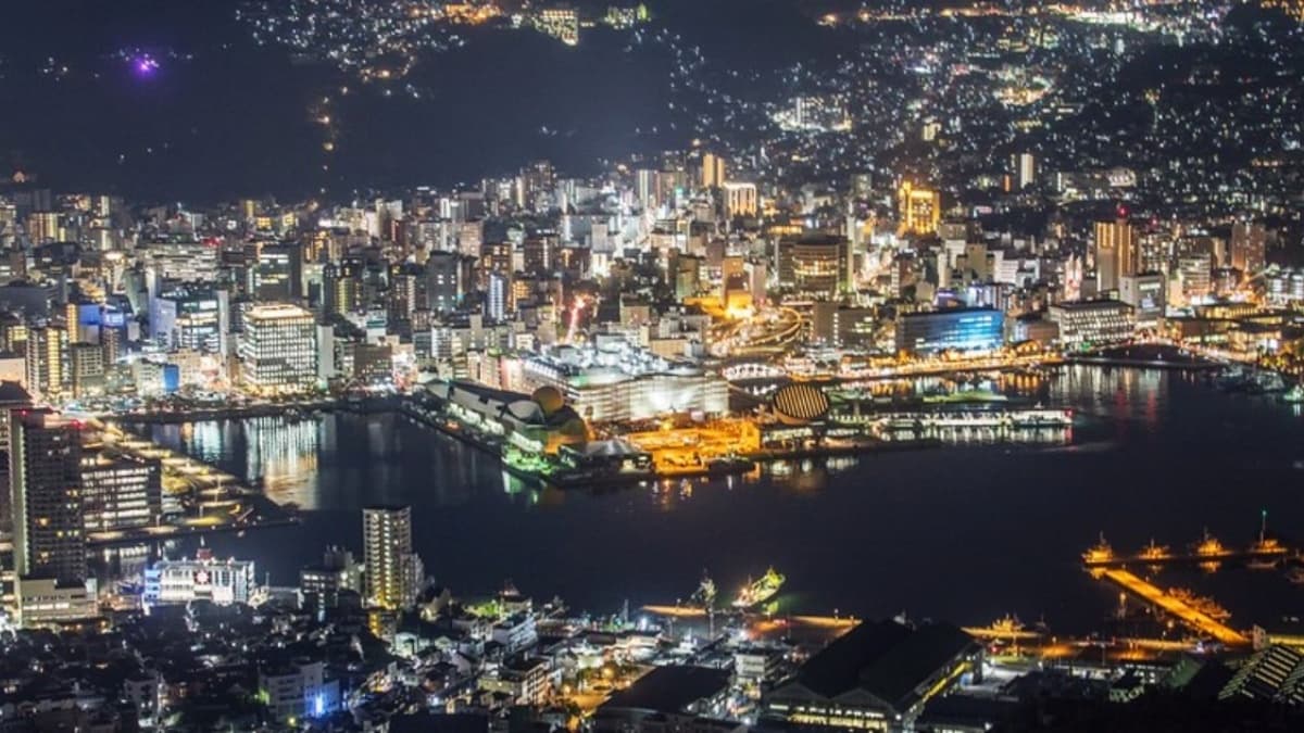 稻佐山不僅是日本三大夜景勝地，更與香港、摩納哥被列為「世界新三大夜景」之一。（圖片來源：小虎食夢網）