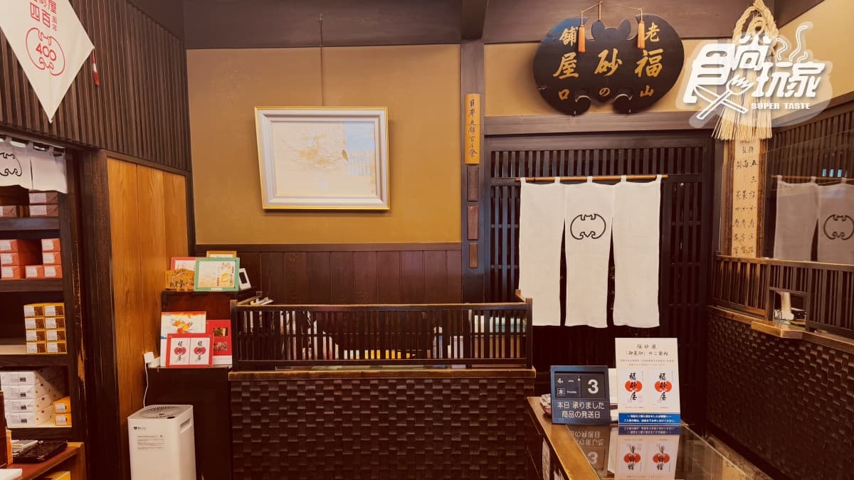 櫃台展示不同尺寸與口味的長崎蛋糕，可使用現金或刷卡付款。