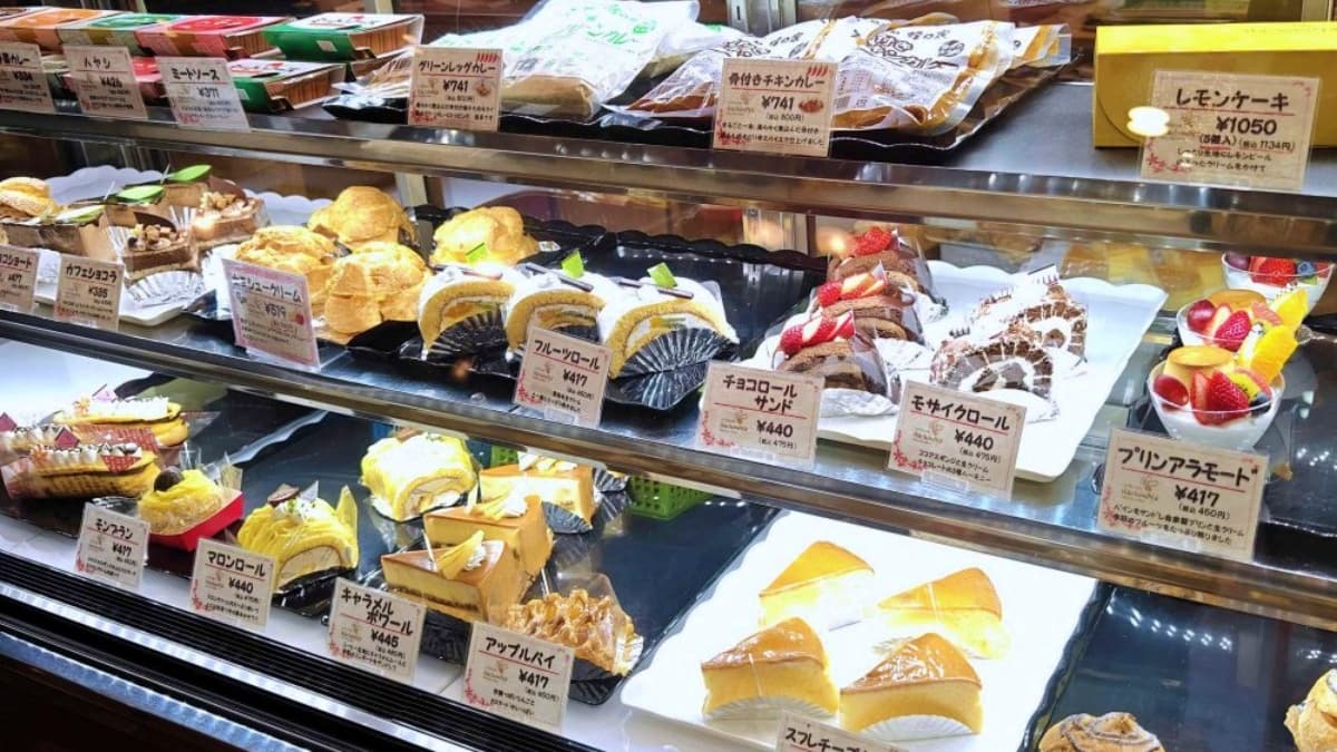 店內除了供應正餐也有喫茶部，櫥窗裡擺滿各式誘人甜點。（圖片來源：Maruko與美食有個約會）