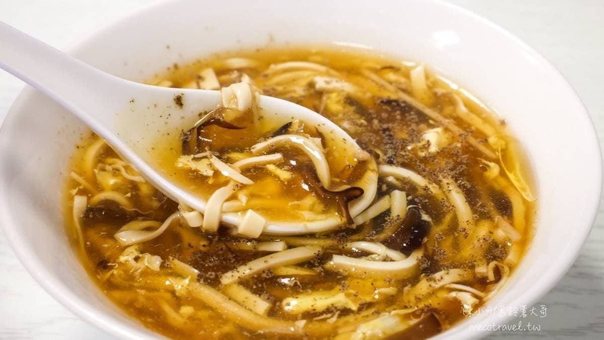 「酸辣湯」用料豐富，湯頭酸香夠味，清爽不膩口。（圖片來源：陳小可的吃喝玩樂）