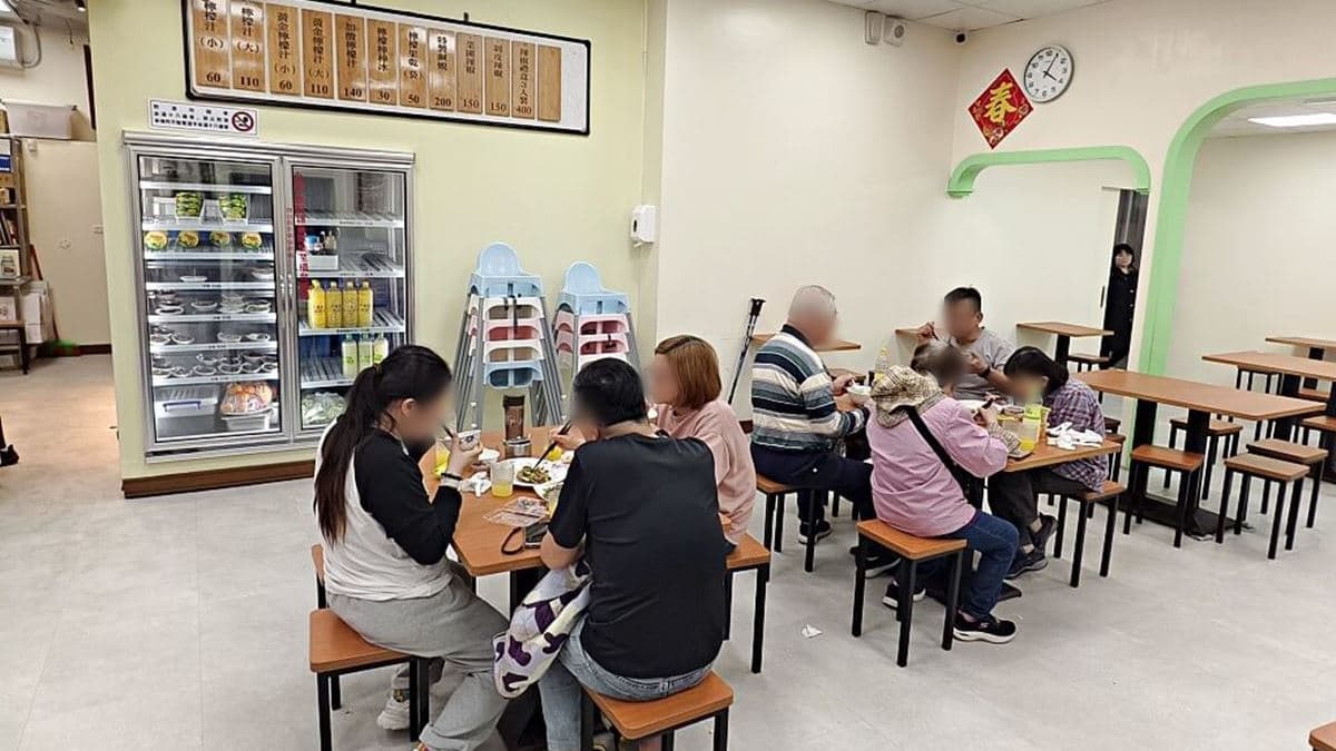 「佳興冰菓店」除了飲料之外，還有販賣熟食。（圖片來源：DARREN蘋果樹旅遊玩樂誌）