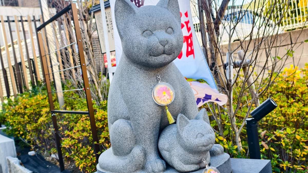 神社中有可愛的貓貓雕像。（圖片來源：美食好芃友）