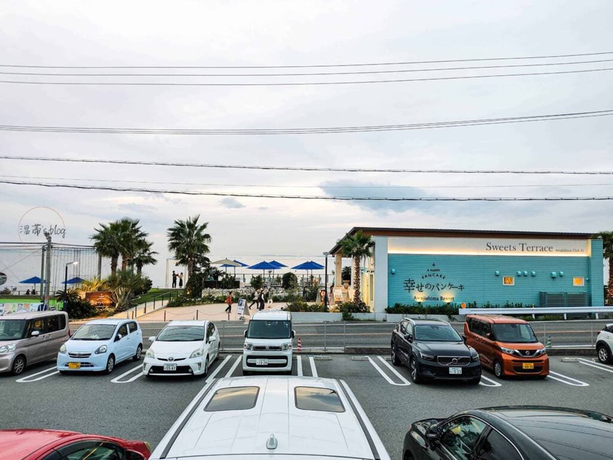 IG暴紅熱點！坐落「海景第一排」鬆餅店，還能打卡天空階梯、巨大鞦韆
