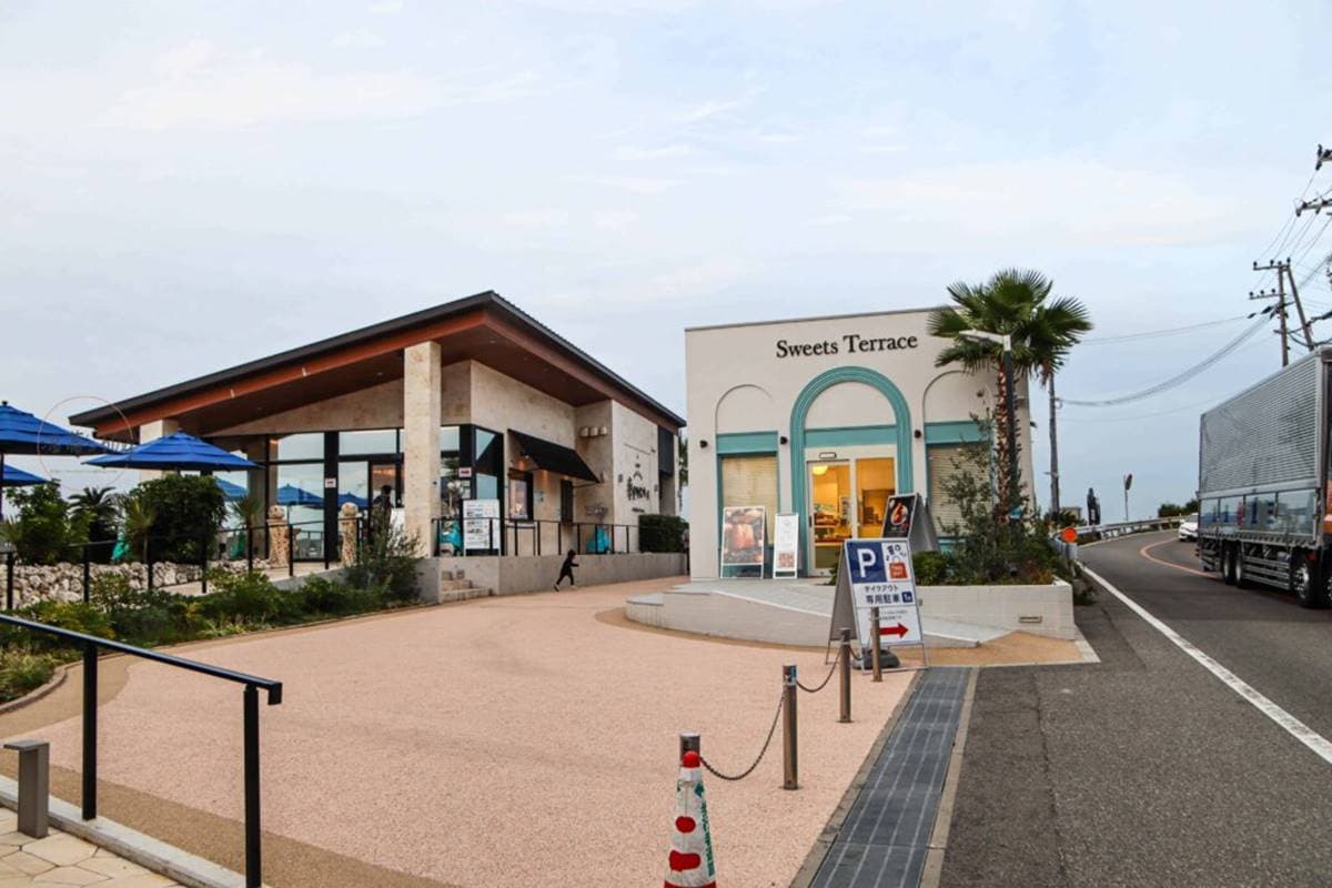 IG暴紅熱點！坐落「海景第一排」鬆餅店，還能打卡天空階梯、巨大鞦韆