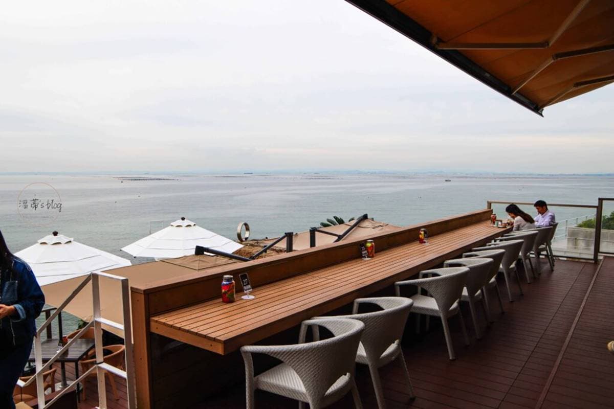IG暴紅熱點！坐落「海景第一排」鬆餅店，還能打卡天空階梯、巨大鞦韆