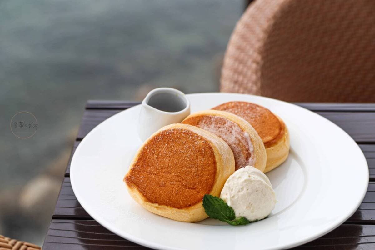 IG暴紅熱點！坐落「海景第一排」鬆餅店，還能打卡天空階梯、巨大鞦韆