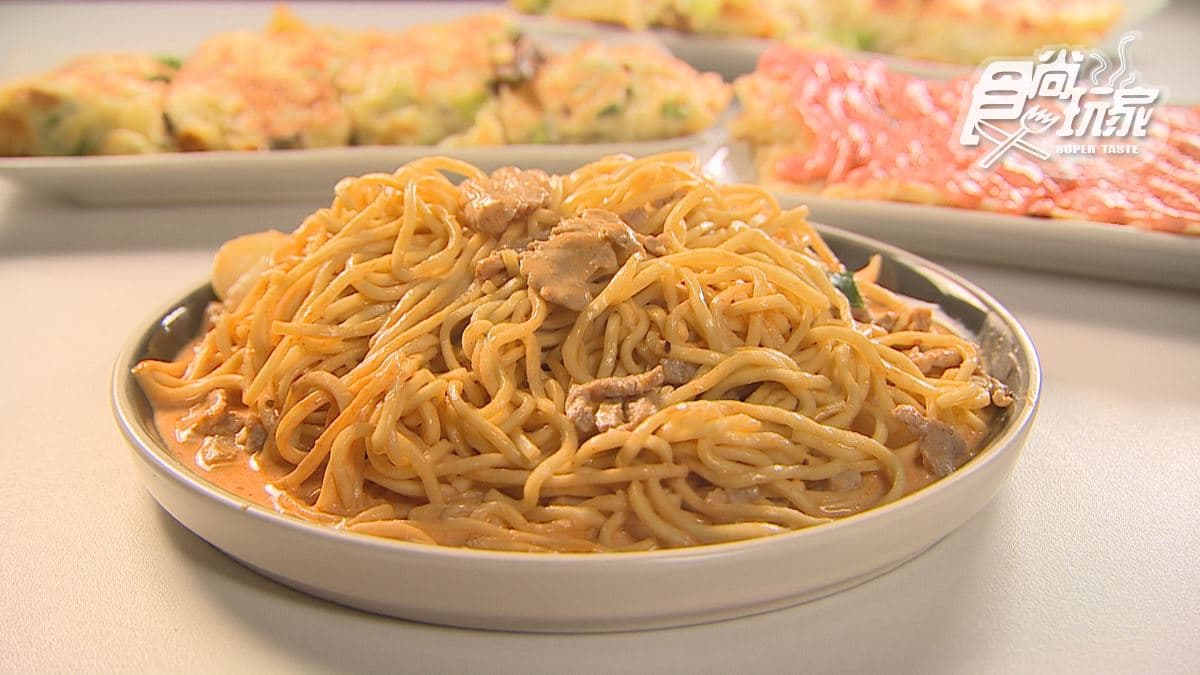 「麻辣奶香炒麵」麵條滑順，帶有辣勁。