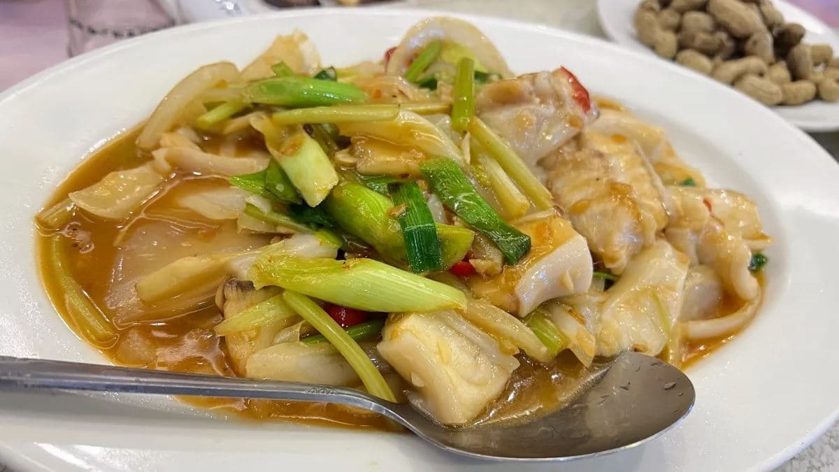 「熱炒軟骨魚」吃起來有點鹹鹹的味道，調味比較重。（圖片來源：勞鼠探世界）