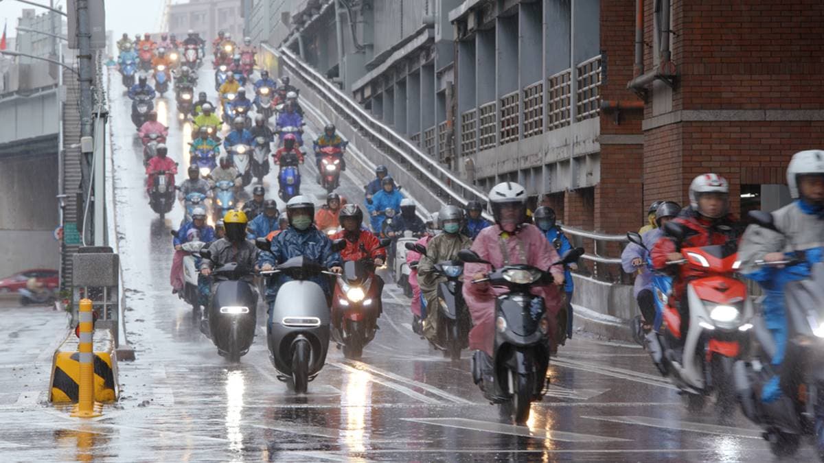 輕便雨衣丟垃圾桶竟收罰單！丟錯地方最高罰6000元，正確回收方式一次看