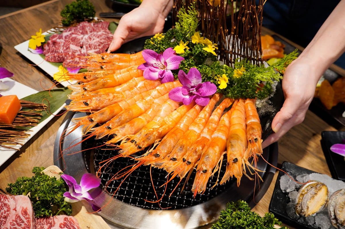 對中「這２碼」天使紅蝦吃到飽！７大燒肉優惠：免費送松葉蟹、屋馬套餐半價
