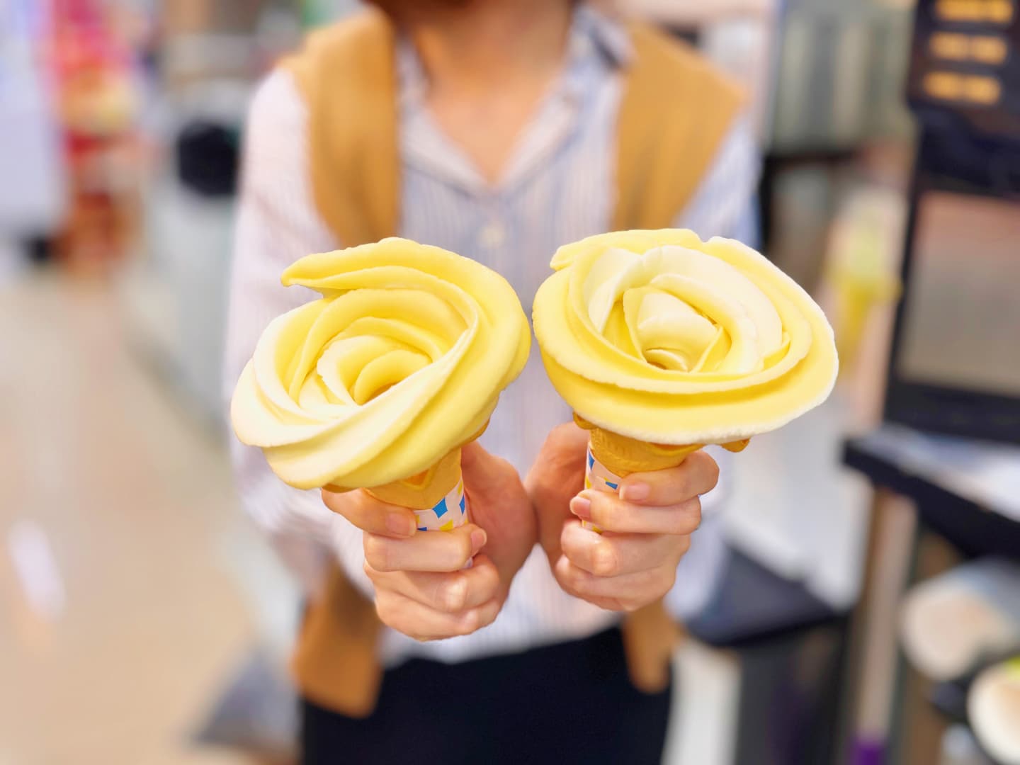 超商首見「玫瑰造型霜淇淋」買一送一！全家、7-11母親節優惠，咖啡買一送一