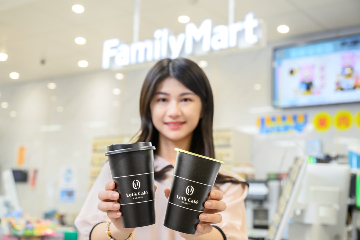 超商首見「玫瑰造型霜淇淋」買一送一！全家、7-11母親節優惠，咖啡買一送一