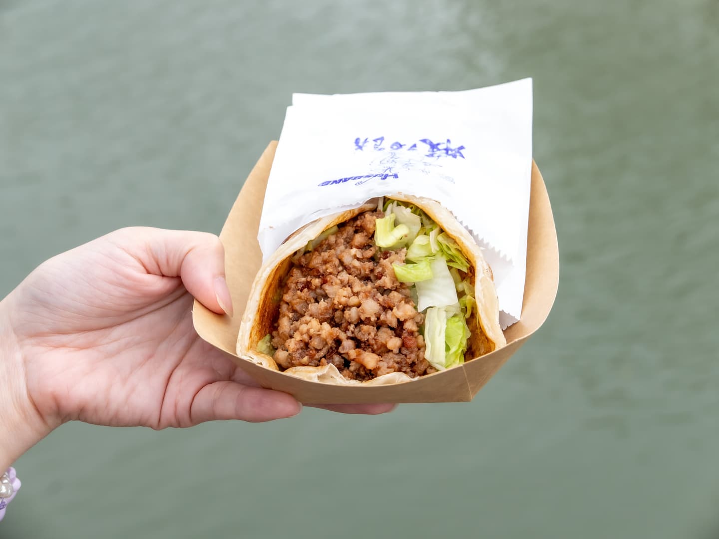 親子隱藏景點大公開！大澳漁村悠閒慢活，尋海豚、逛棚屋、蝦豬餅、現烤海鮮讓人一試成主顧