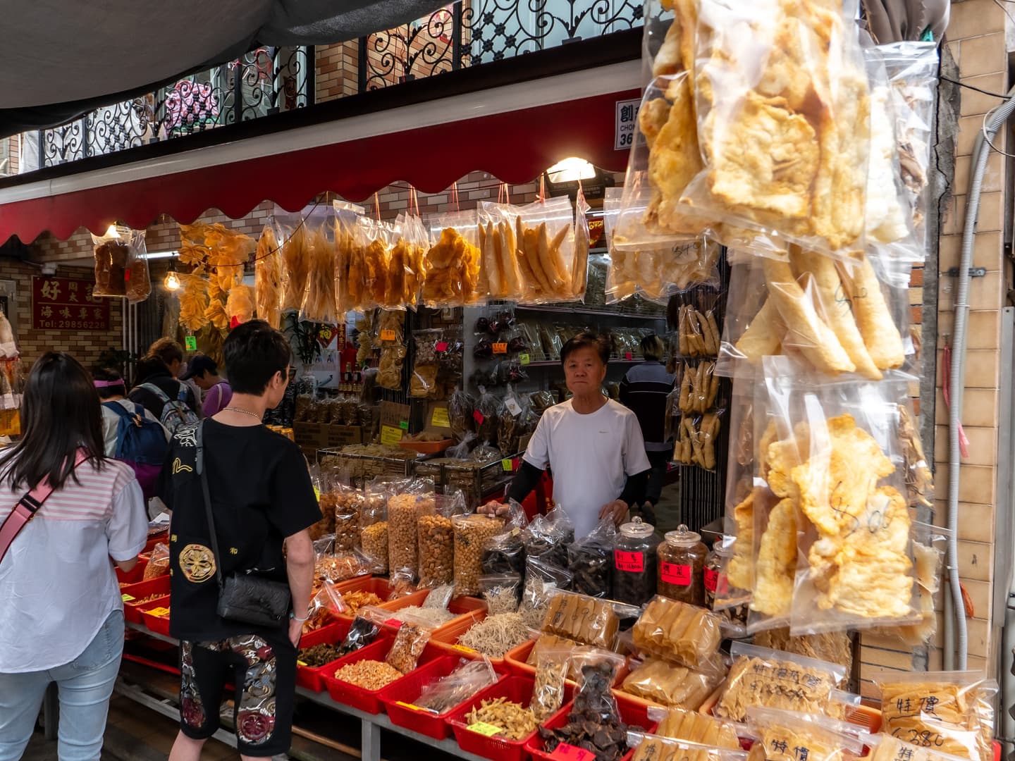 親子隱藏景點大公開！大澳漁村悠閒慢活，尋海豚、逛棚屋、蝦豬餅、現烤海鮮讓人一試成主顧
