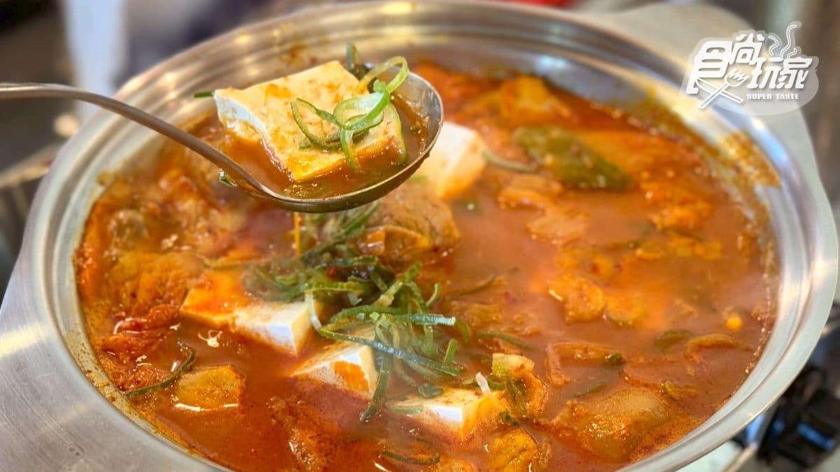 「經典泡菜鍋」慢火燉煮兩小時以上，湯頭酸香濃厚，酸辣口感搭配白飯超級開胃。