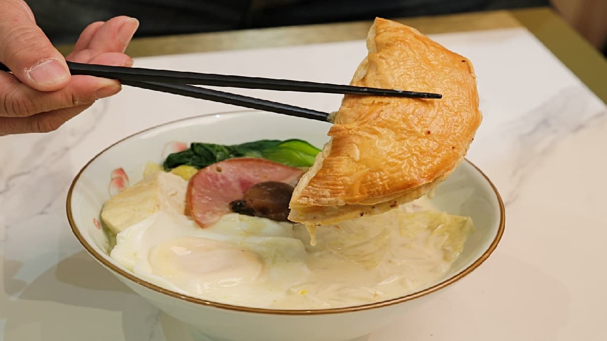 「泰泰綠咖哩手打麵」選用濃郁微辣的綠咖哩湯底。（圖片來源：Carol）