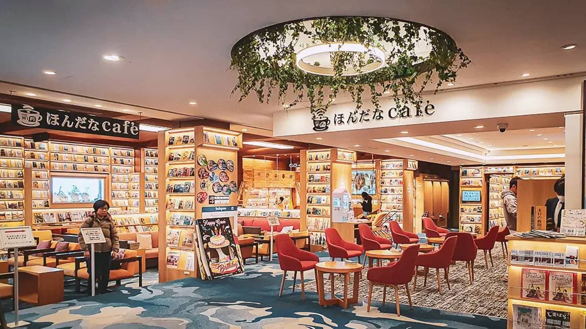 住客就像來到小型圖書館，有看不完的讀物。（圖片來源：Ken&Alice 玩樂誌）
